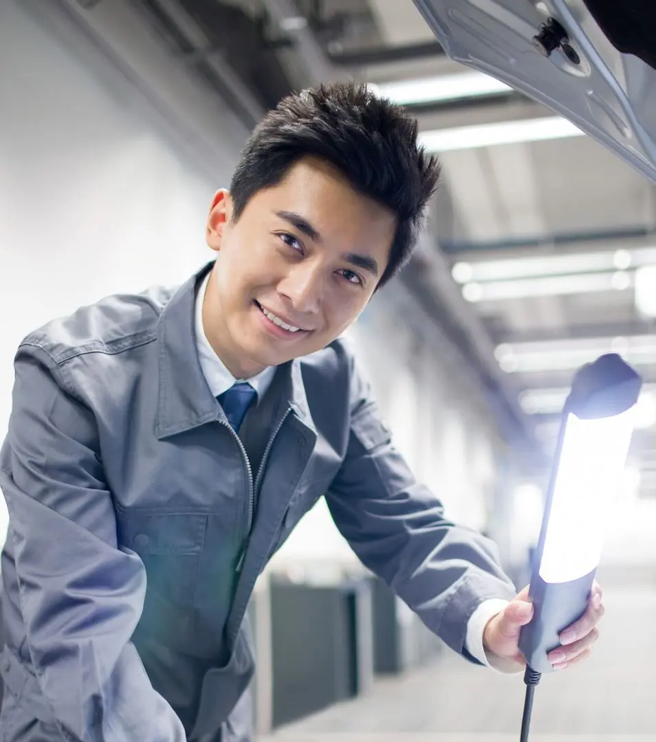 auto-mechanic-MQ5BNDP-e1742152850831.jpg